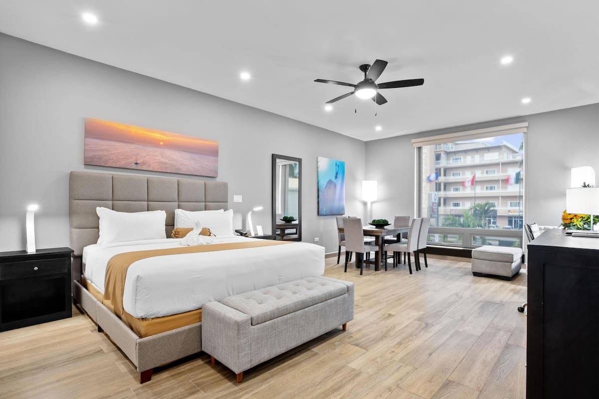 Suite junior, 1 cama de matrimonio grande, no fumadores, bañera de hidromasaje (Living Room) | Caja fuerte, escritorio, espacio para trabajar con un portátil