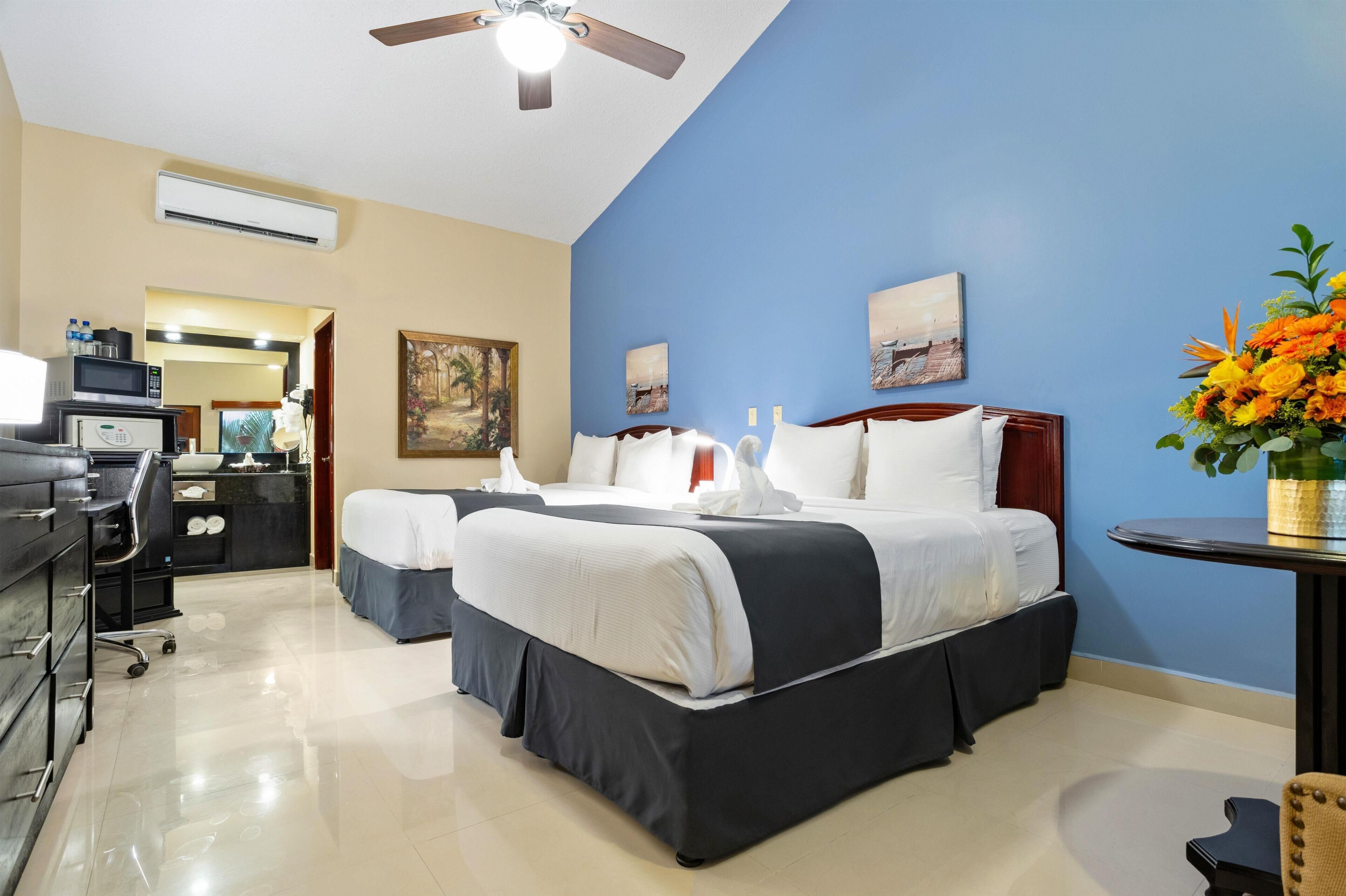 Habitación Deluxe, 2 camas de matrimonio, no fumadores, frigorífico | Caja fuerte, escritorio, espacio para trabajar con un portátil