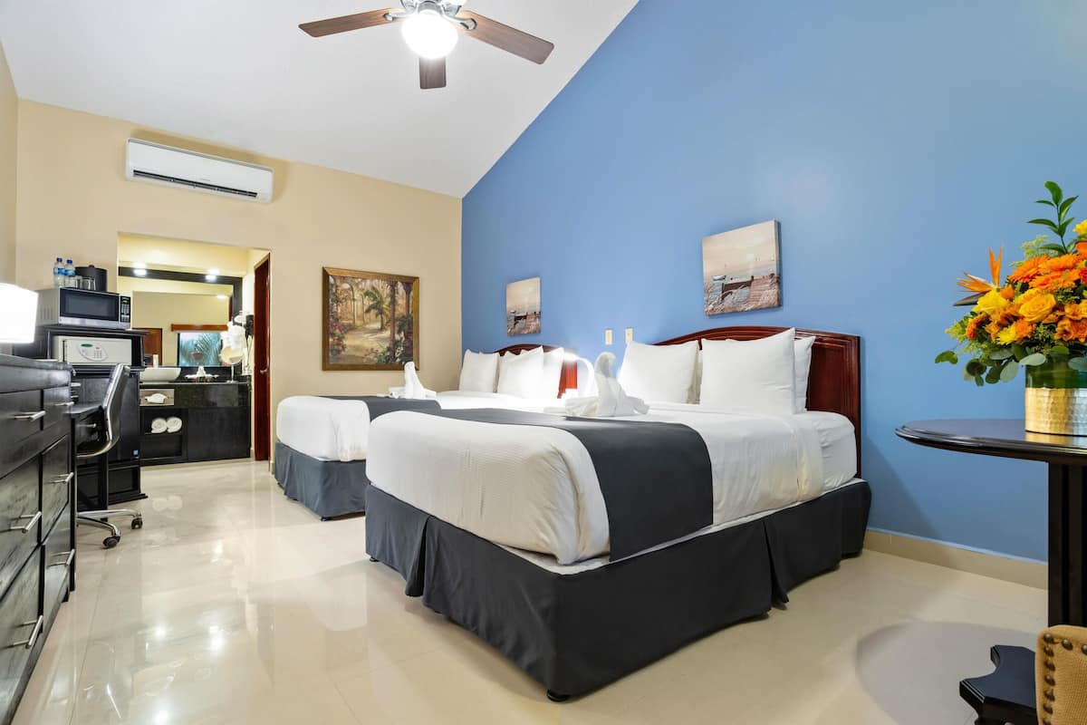 Habitación Deluxe, 2 camas de matrimonio, no fumadores, frigorífico | Caja fuerte, escritorio, espacio para trabajar con un portátil