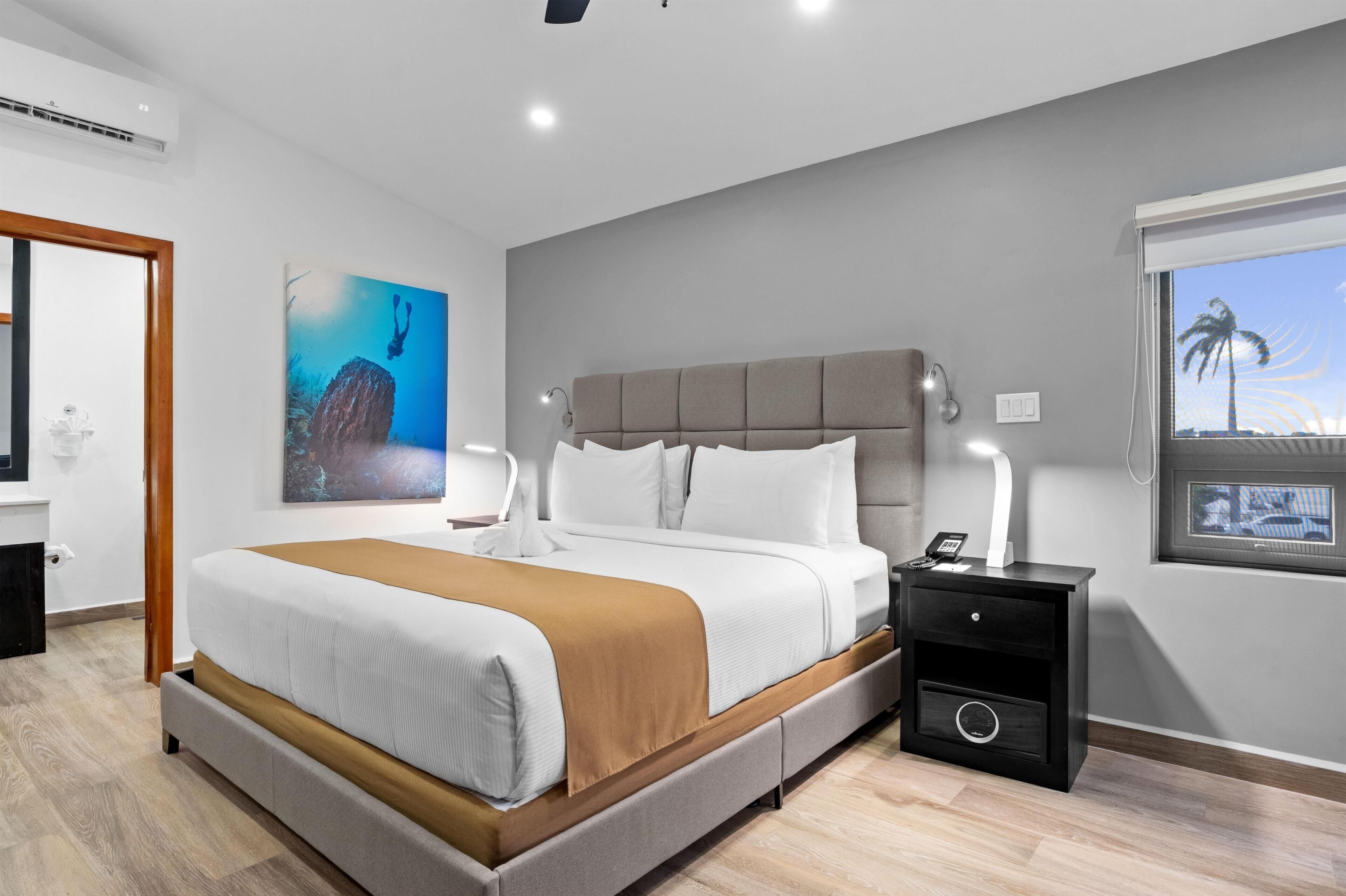Habitación Premium, 1 cama de matrimonio grande, no fumadores, frigorífico y microondas | Caja fuerte, escritorio, espacio para trabajar con un portátil