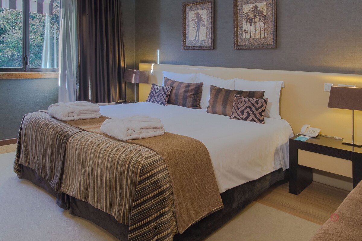 Minibar, in-room safe, WiFi (free), bed sheets