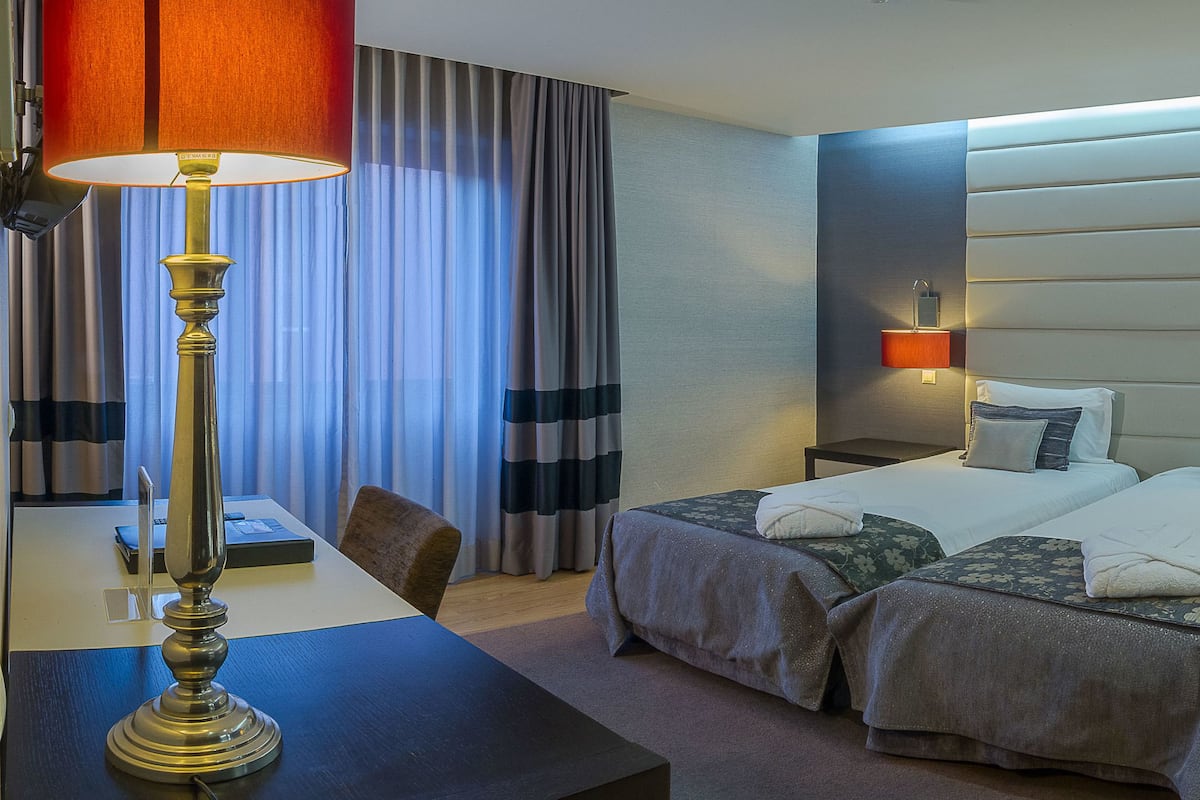 Een minibar, een kluis op de kamer, gratis wifi, beddengoed