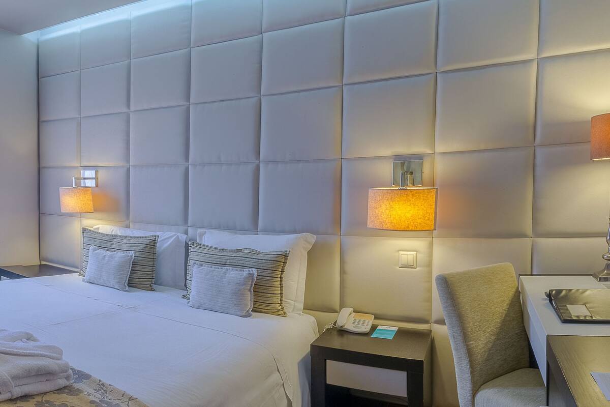 Een minibar, een kluis op de kamer, gratis wifi, beddengoed