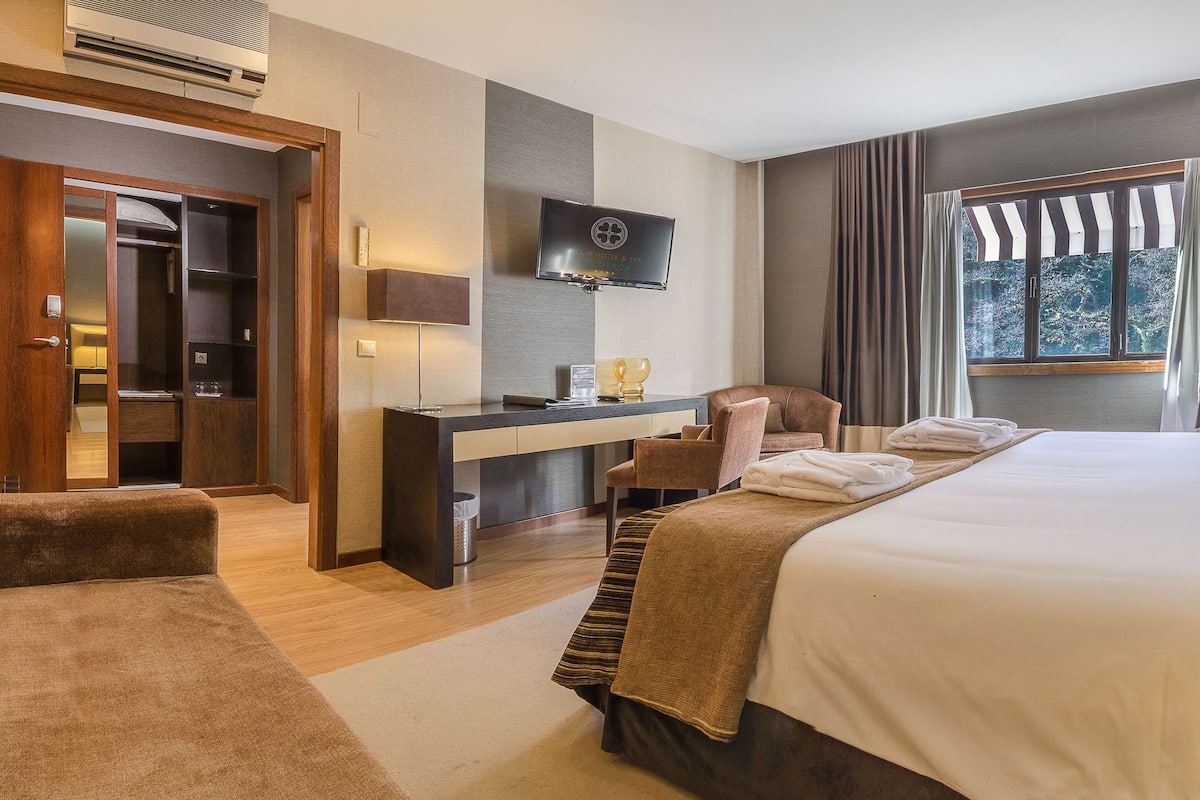Superior kamer, 1 twee- of 2 eenpersoonsbedden, 1 tweepersoonsbed of 2 eenpersoonsbedden | Een minibar, een kluis op de kamer, gratis wifi, beddengoed