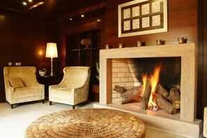 供应早餐、午餐和晚餐