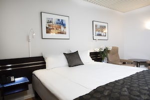 Minibar, Zimmersafe, Schreibtisch, Verdunkelungsvorhänge