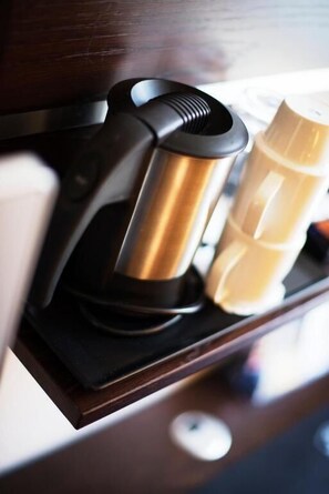 Minibar, Zimmersafe, Schreibtisch, Verdunkelungsvorhänge