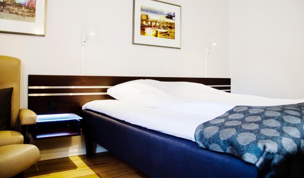 standard double room, 1 queen bed | minibar, in-room safe, desk, blackout curtains