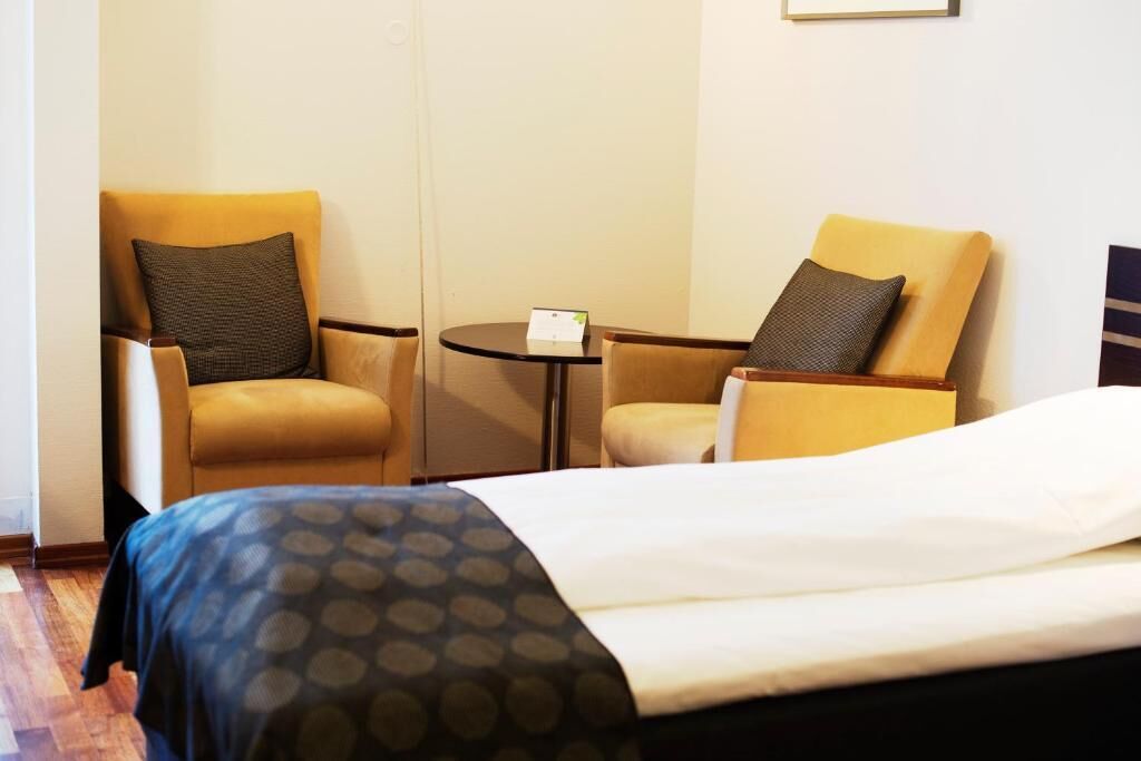 standard twin room | minibar, in-room safe, desk, blackout curtains