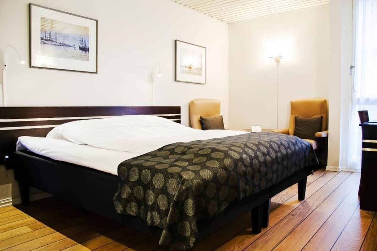 Standard Double Room, 1 Katil Ratu (Queen) | Bar mini, peti besi dalam bilik, meja, langsir/tirai gelap terus