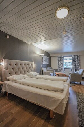 Family Room | Pillow-top beds, in-room safe, desk, blackout curtains - Reisafjord Hotel (Nordreisa)