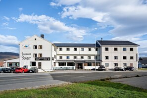 A hotel with a restaurant and Thai cuisine, featuring a modern design and a parking area. - Best Western Reisafjord Hotel (Nordreisa)