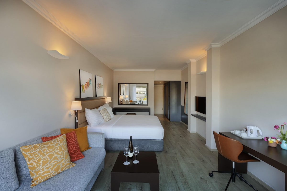 Superior With Balcony | 1 bedroom, minibar, in-room safe, desk