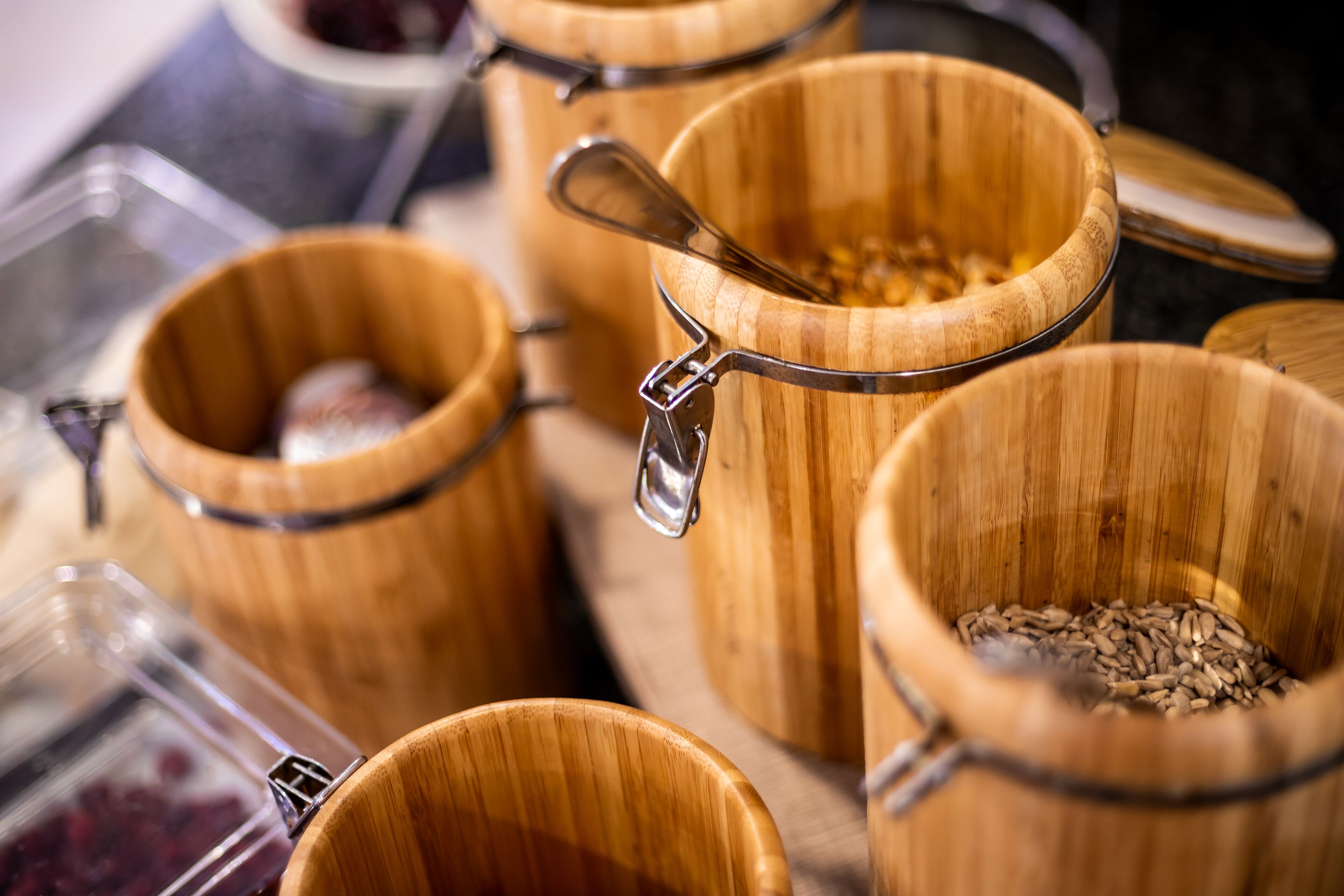 Des récipients en bois munis de fermoirs métalliques, probablement utilisés pour conserver des aliments.