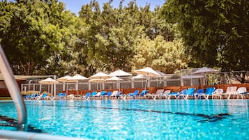 Piscine couverte, piscine extérieure, parasols de plage, chaises longues