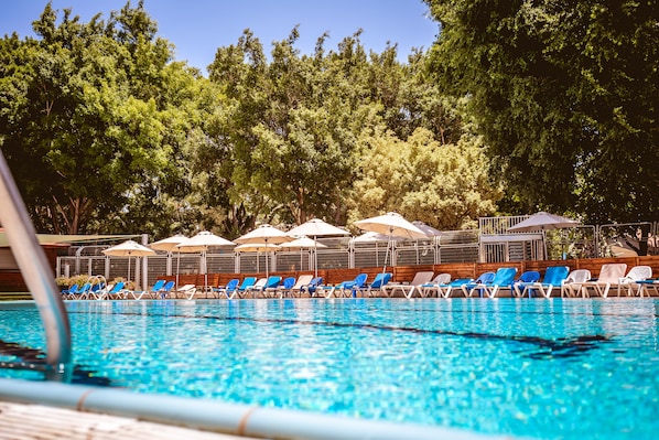 Piscine couverte, piscine extérieure, parasols de plage, chaises longues