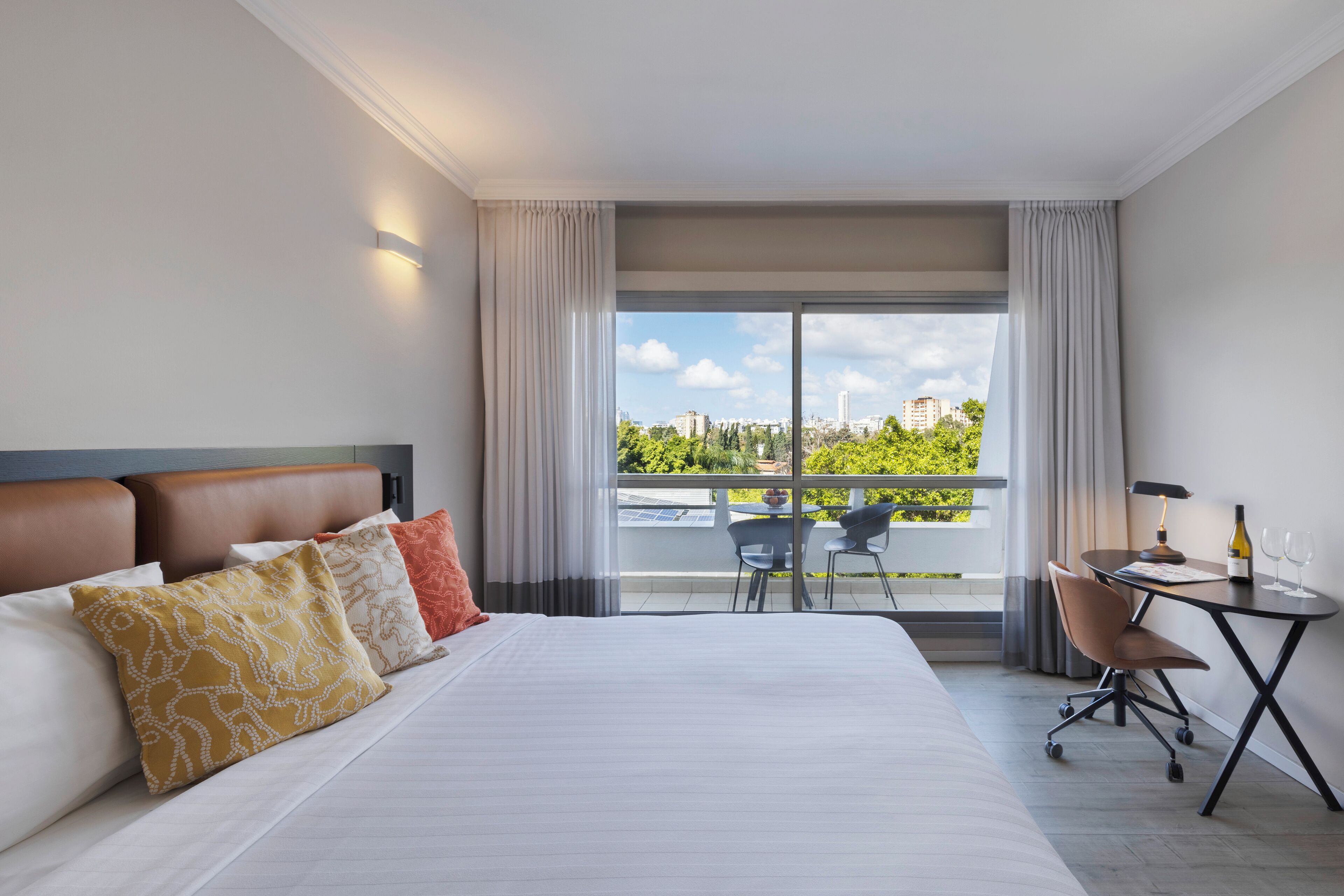 business with balcony | 1 bedroom, minibar, in-room safe, desk