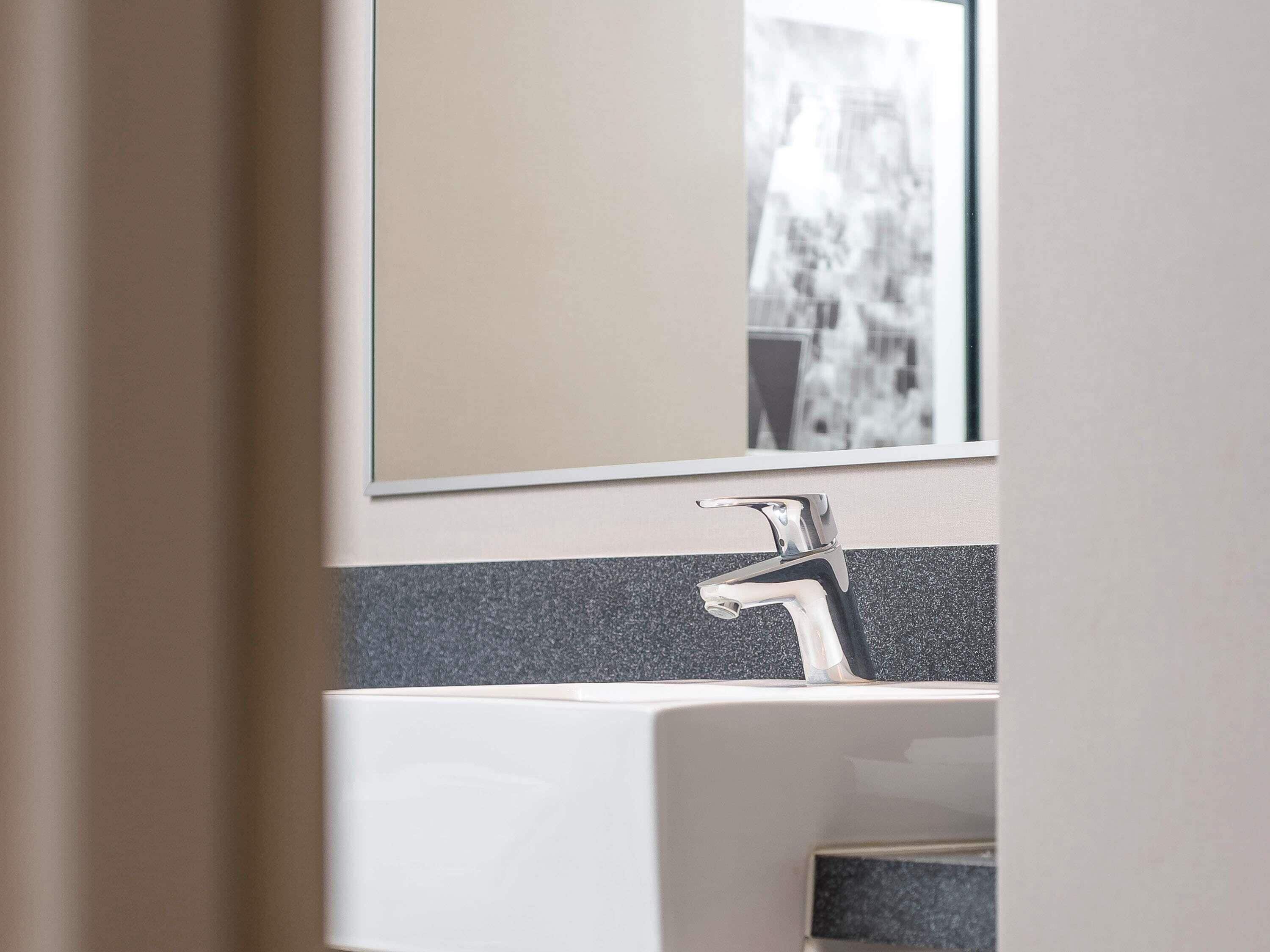 standard room, 1 king bed | minibar, desk, laptop workspace, soundproofing