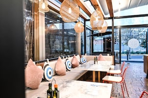Se sirven desayunos y cocina internacional, con vista a la piscina