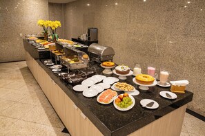 En buffé med ett varierat utbud av mat och en kaffestation.