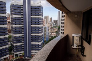 Un edificio alto con vistas a la ciudad circundante.