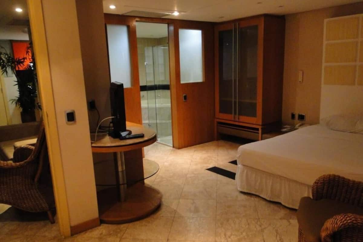 1 quarto, frigobar, cofres nos quartos, escrivaninha