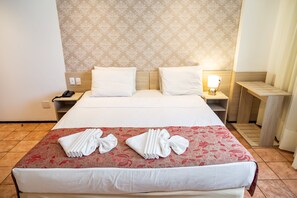 Minibar, in-room safe, desk, blackout curtains - Plaza Praia Suites (Fortaleza)