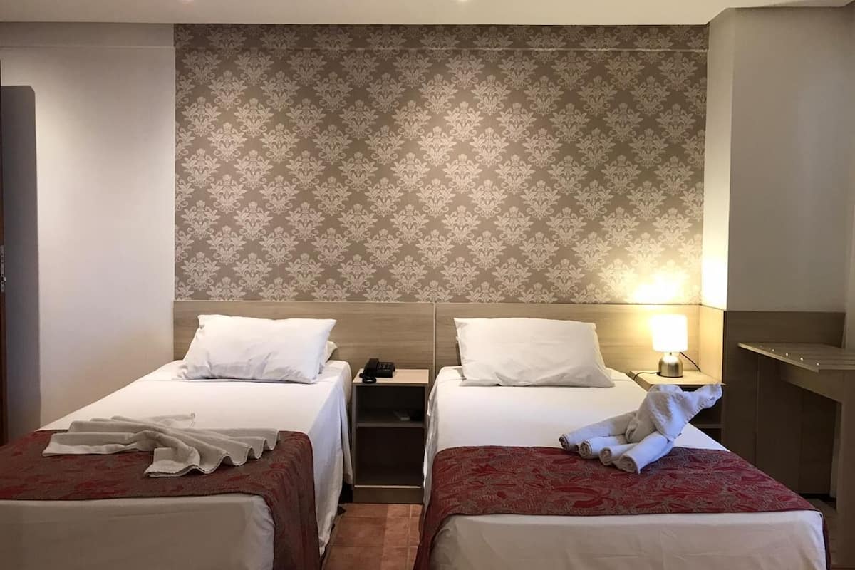 Quarto standard, 2 camas de solteiro | 1 quarto, frigobar, cofres nos quartos, escrivaninha
