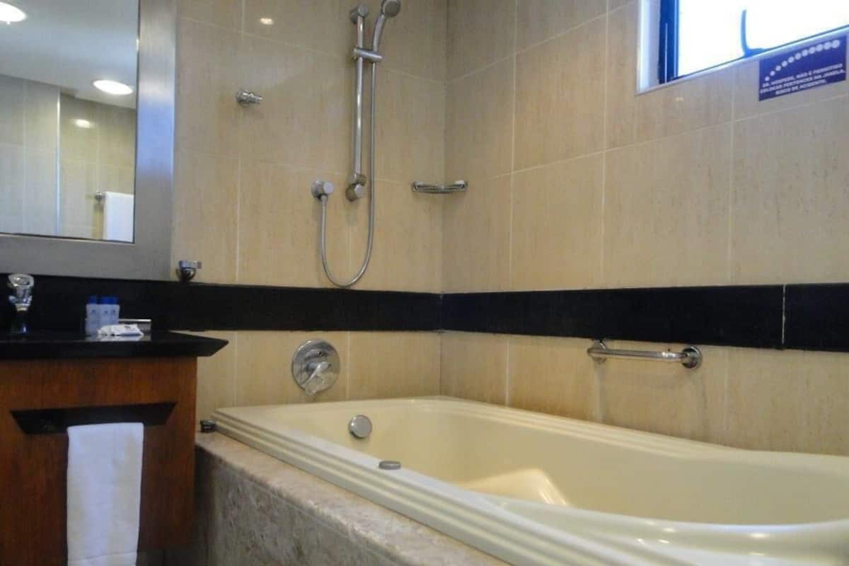 Banheiro | Chuveiro, produtos de toalete grátis, secador de cabelo