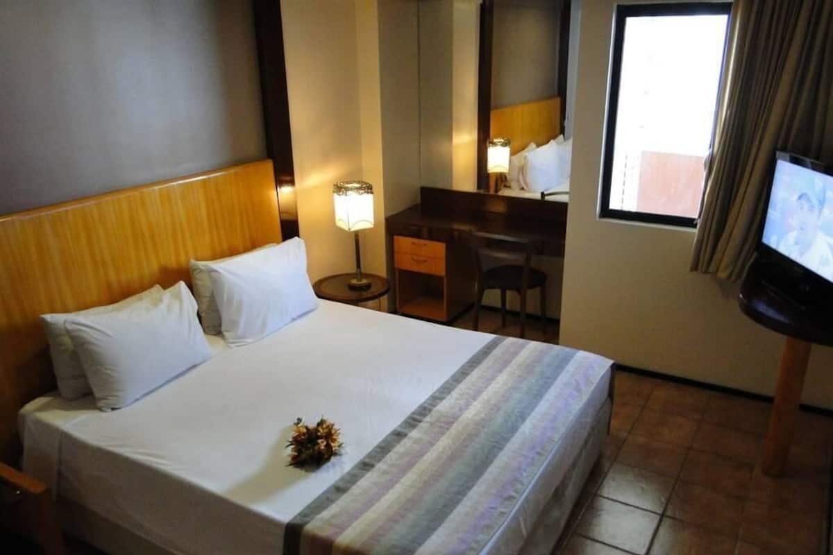 1 quarto, frigobar, cofres nos quartos, escrivaninha