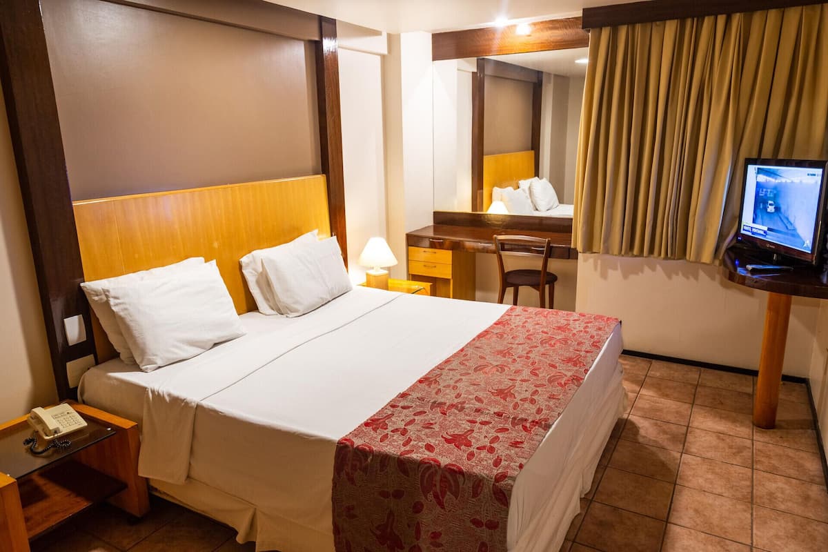 1 quarto, frigobar, cofres nos quartos, escrivaninha