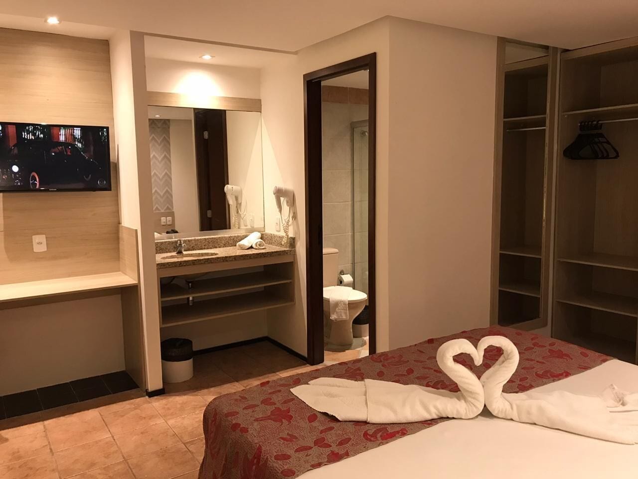 Minibar, caja de seguridad en la habitación y escritorio 