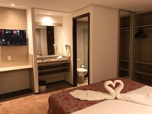 Duplo casal luxo | Minibar, in-room safe, desk, blackout drapes - Plaza Praia Suites (Fortaleza)