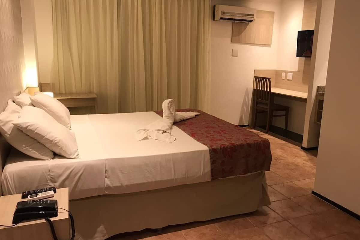 1 quarto, frigobar, cofres nos quartos, escrivaninha
