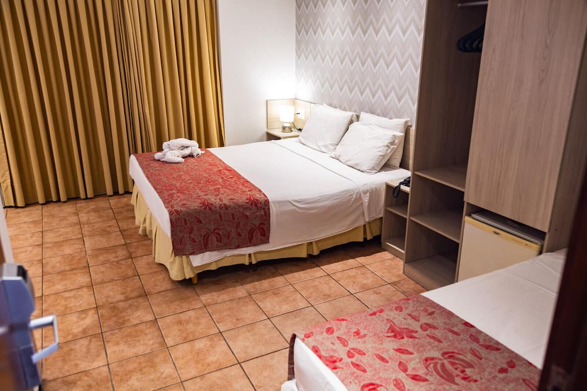 1 quarto, frigobar, cofres nos quartos, escrivaninha