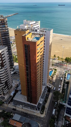 A high-rise hotel with a rooftop pool and a view of the beach. - Plaza Praia Suites (Fortaleza)