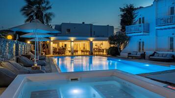 Alberca al aire libre por temporada y sombrillas en la alberca