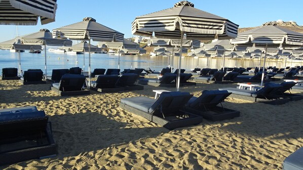 Playa privada en los alrededores, camastros y sombrillas 
