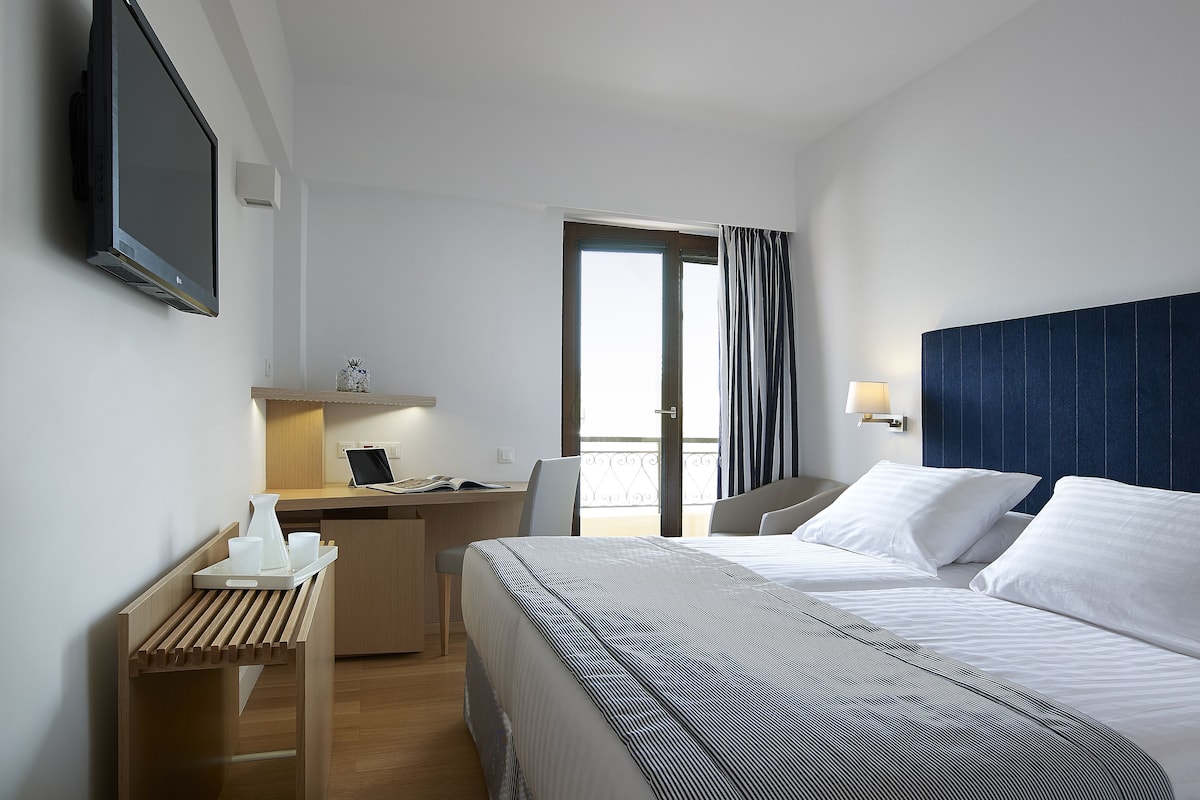 Premium bedding, minibar, in-room safe, desk