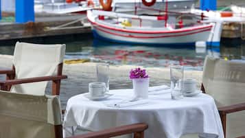 Bao gồm bữa sáng đầy đủ hàng ngày