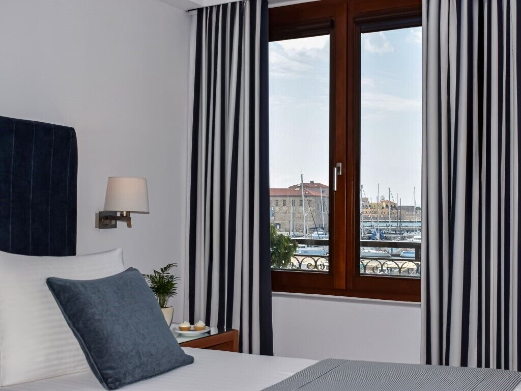 Suíte júnior, vista para o mar | Roupas de cama premium, frigobar, cofres nos quartos, escrivaninha