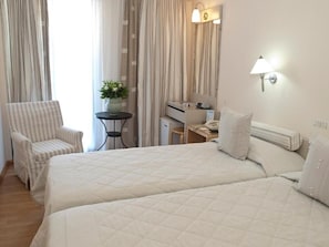 Down comforters, blackout drapes, free WiFi - The Park Hotel Piraeus (Piraeus)