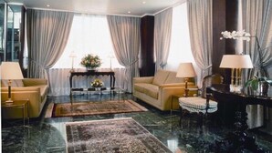 A modern living room with two sofas, a coffee table, and a side table with lamps. - The Park Hotel Piraeus (Piraeus)