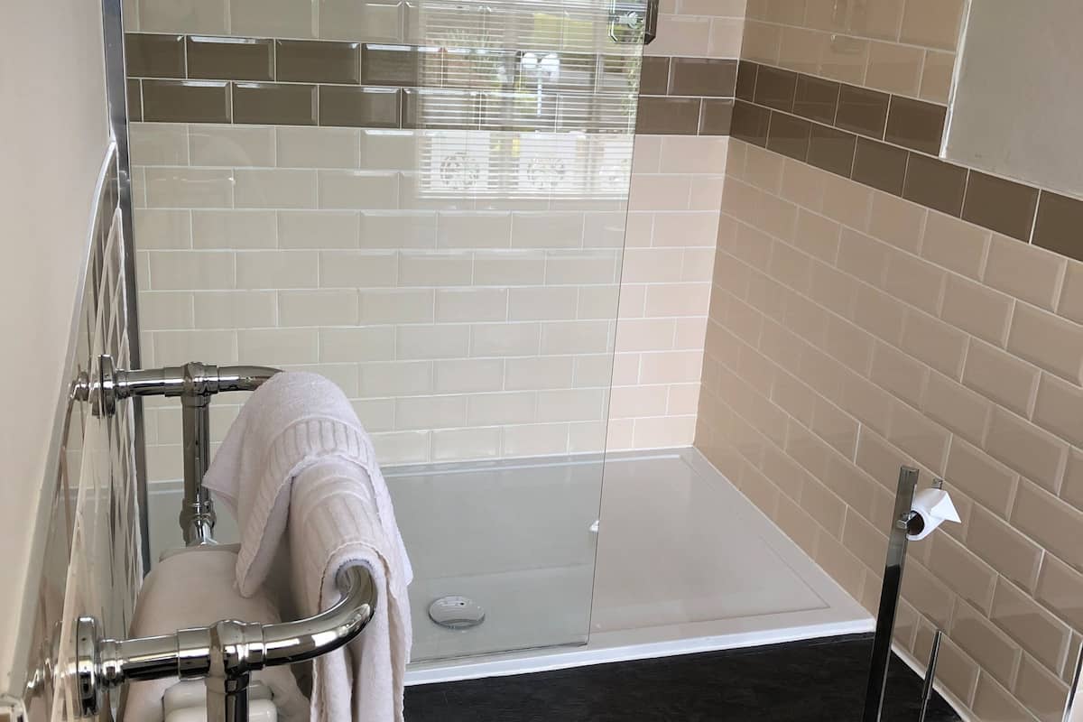 combined shower/bathtub, eco-friendly toiletries, hair dryer, towels