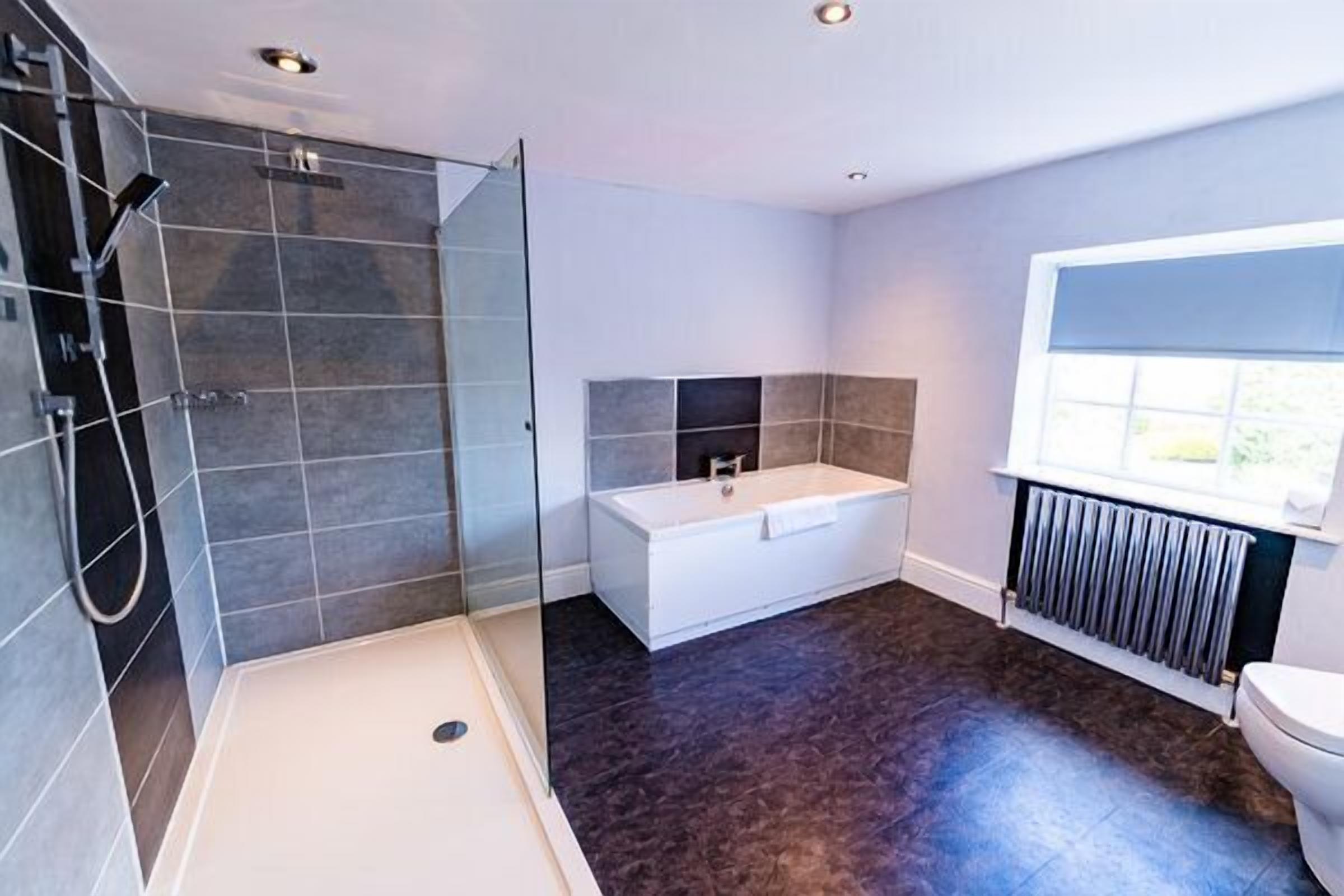 suite, 1 king bed, non smoking | bathroom | combined shower/bathtub, eco-friendly toiletries, hair dryer, towels