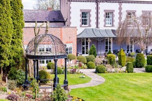 Property grounds - Rossett Hall Hotel (Wrexham)