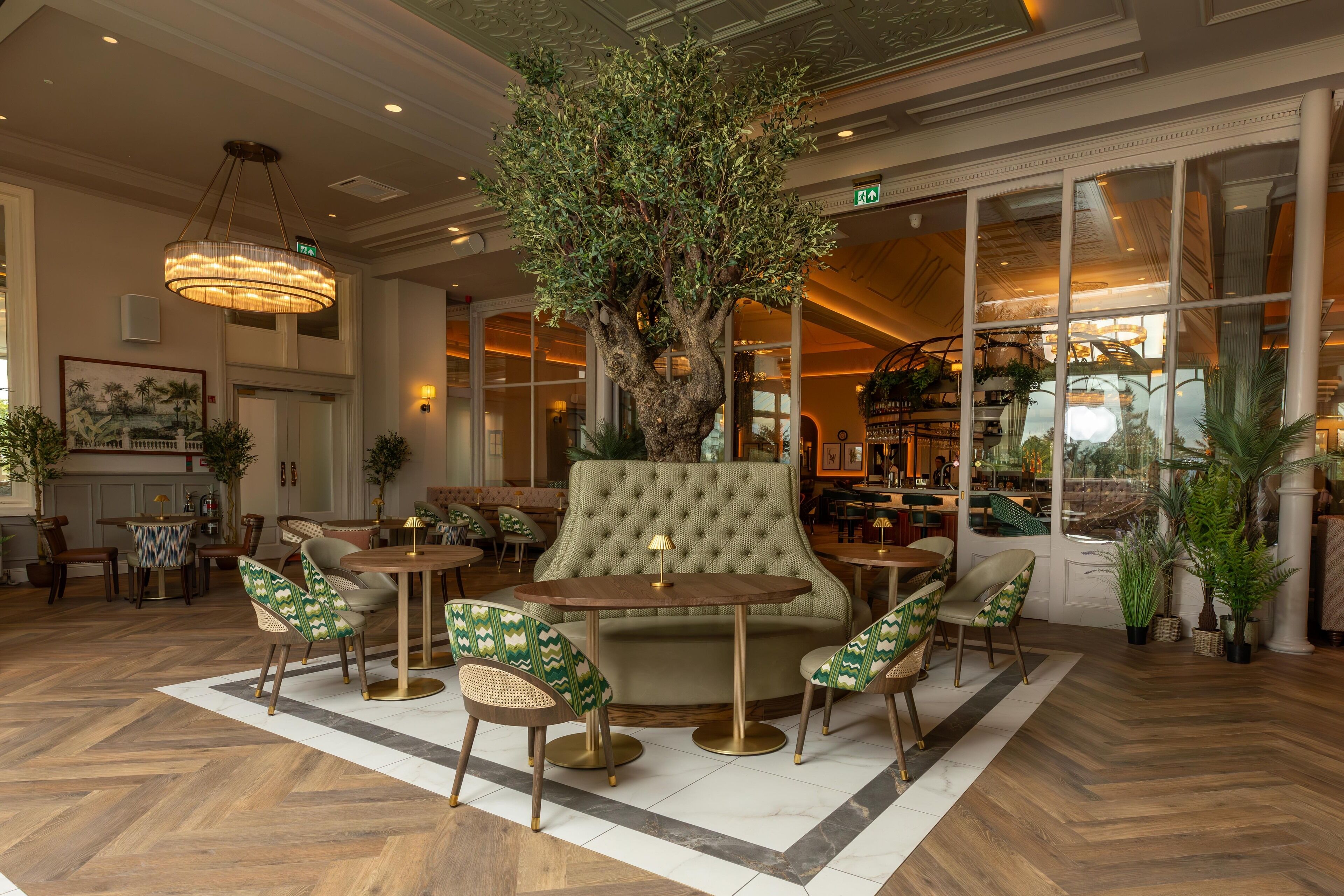 6 restaurants, lunch served