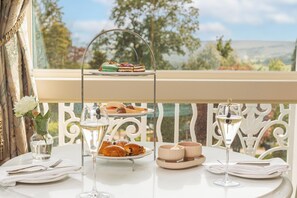 5 restaurants; lunch served