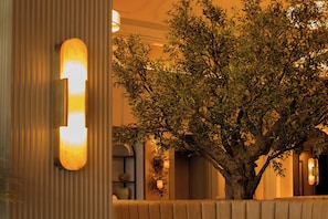 6 restaurants, lunch served