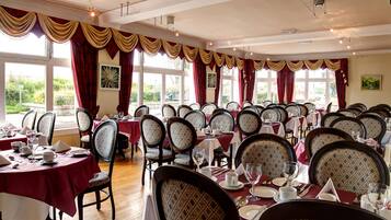 Komplett frukost varje dag (GBP 12.95 per person)